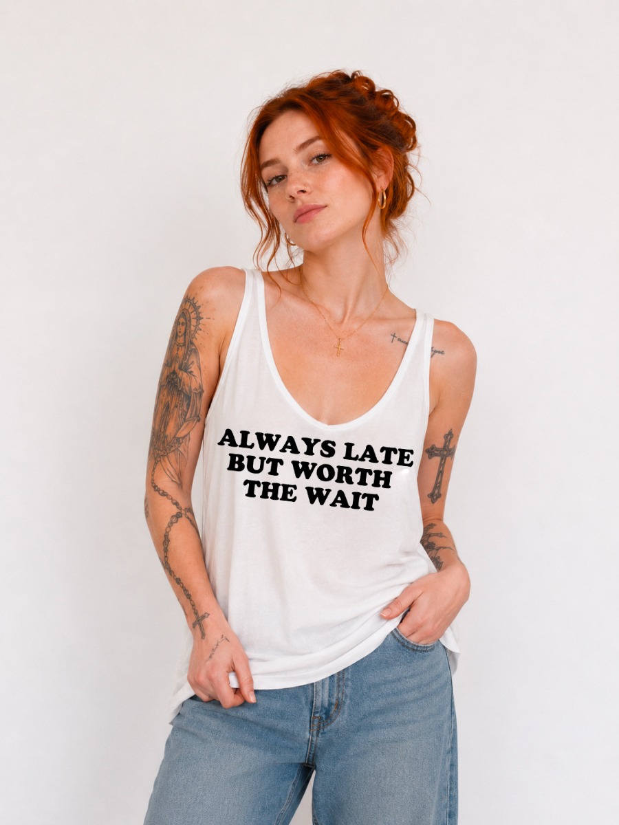 Débardeur en coton blanc imprimé avec le message &quot;Always late but worth the wait&quot; 