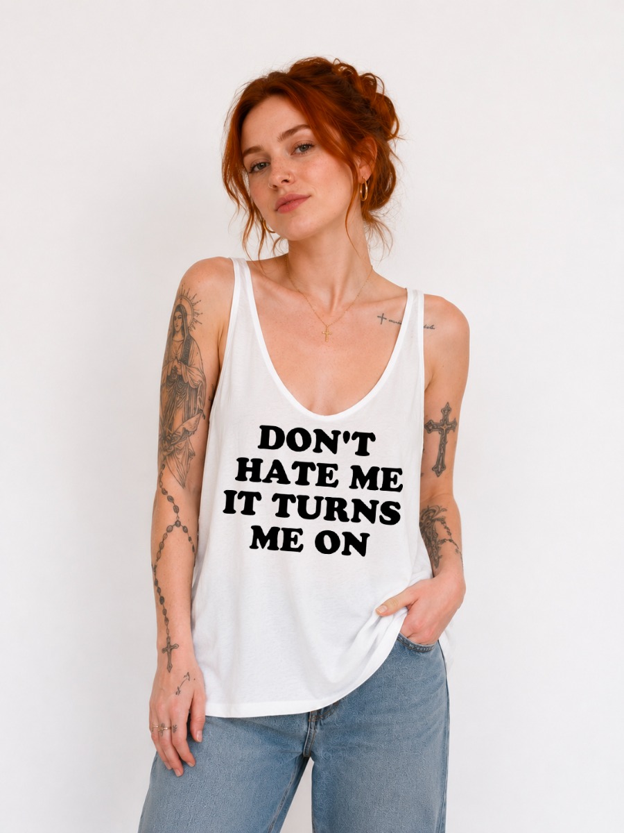 Débardeur en coton avec le message imprimé noir sur blanc &quot;Don&#039;t hate me it turns me on&quot;