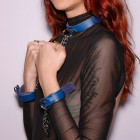 Choker avec menottes en laisse en cuir bleu et chaîne en acier argenté
