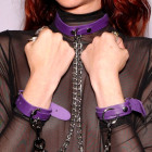 Choker avec menottes en laisse en cuir violet et chaîne en acier argenté