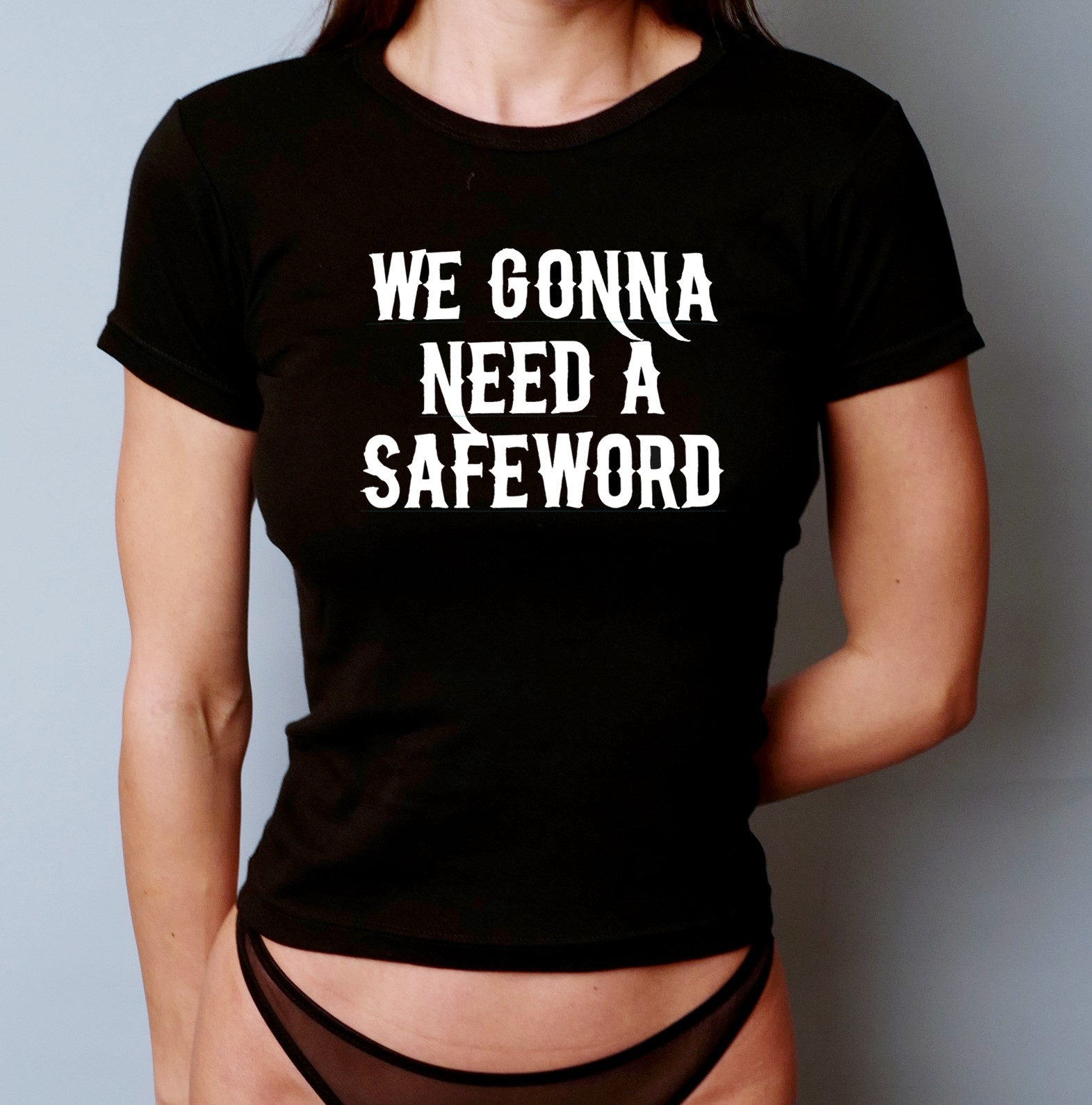 T-shirt noir en coton taille S avec un message audacieux en blanc.