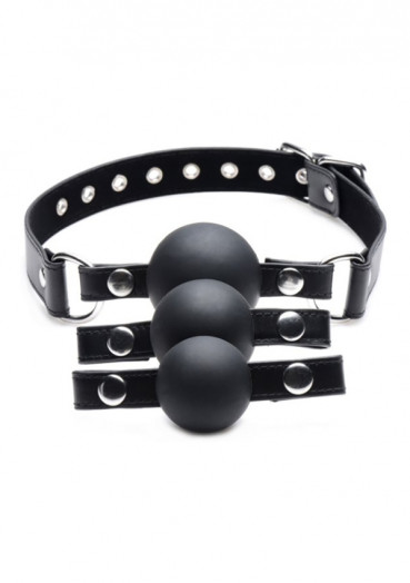 Un gag-ball avec des lanières en simili cuir. Les boules de ce gag-ball sont en silicone, solidement fixées à l'aide d'une attache en acier.