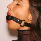 Gag-ball en cuir souple noir avec boule en latex ø 4cm
