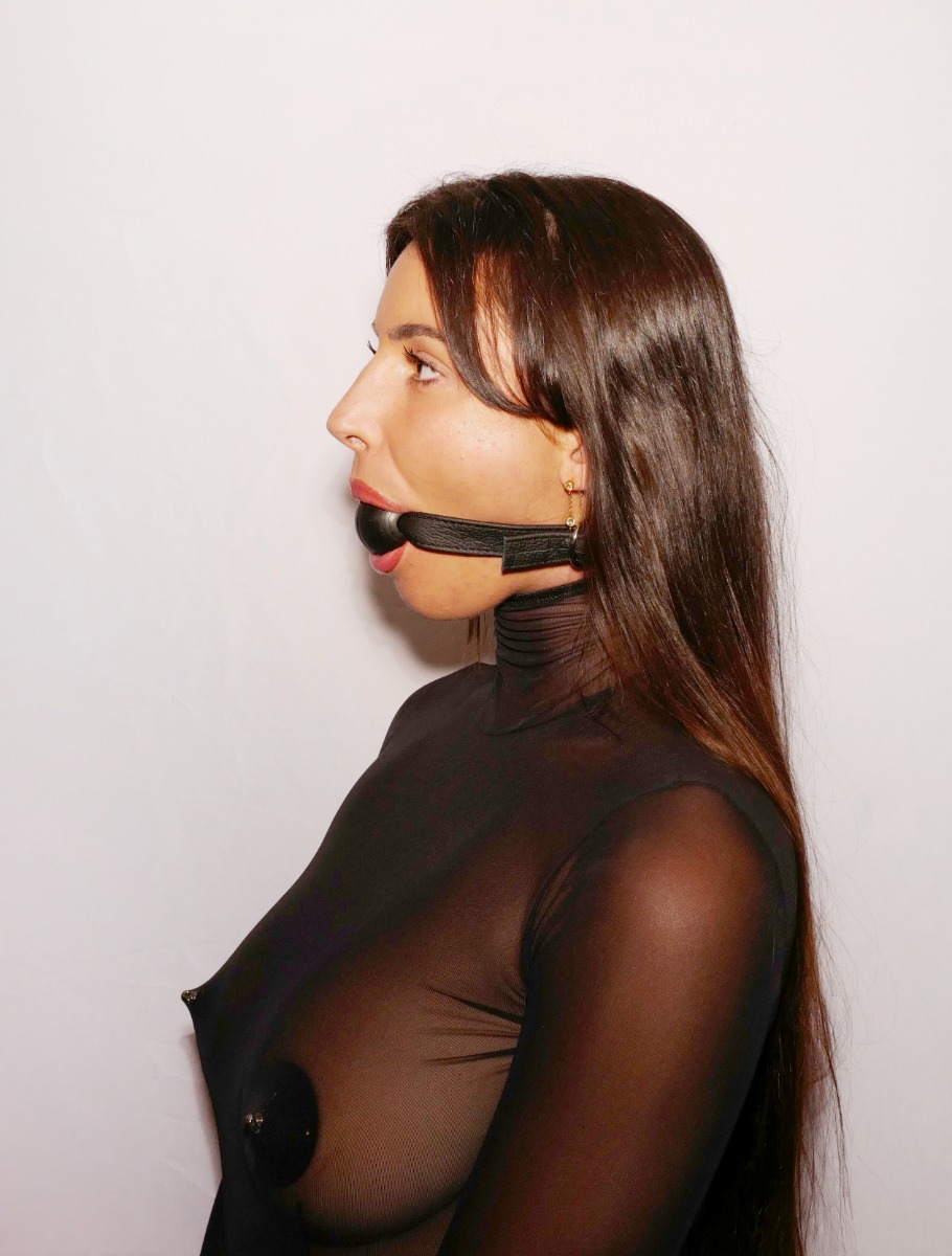 Gag-ball pour jeux de contrainte en cuir souple noir avec boule en latex noir d&#039;un diamètre de 4cm environ.