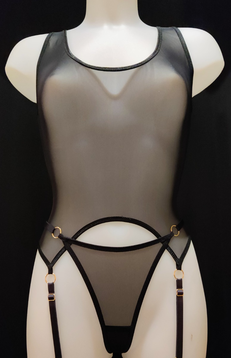 Guêpière porte-jarretelles faite main en résille transparente vue de face portée avec le string assorti
