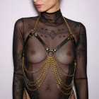 Harnais de poitrine seins nus en cuir noir et chaînes dorées