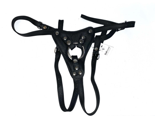 Harnais pour gode-ceinture en cuir souple noir, ultra solide et confortable, qui permet à la personne qui le porte de pénétrer un ou une partenaire sans les mains