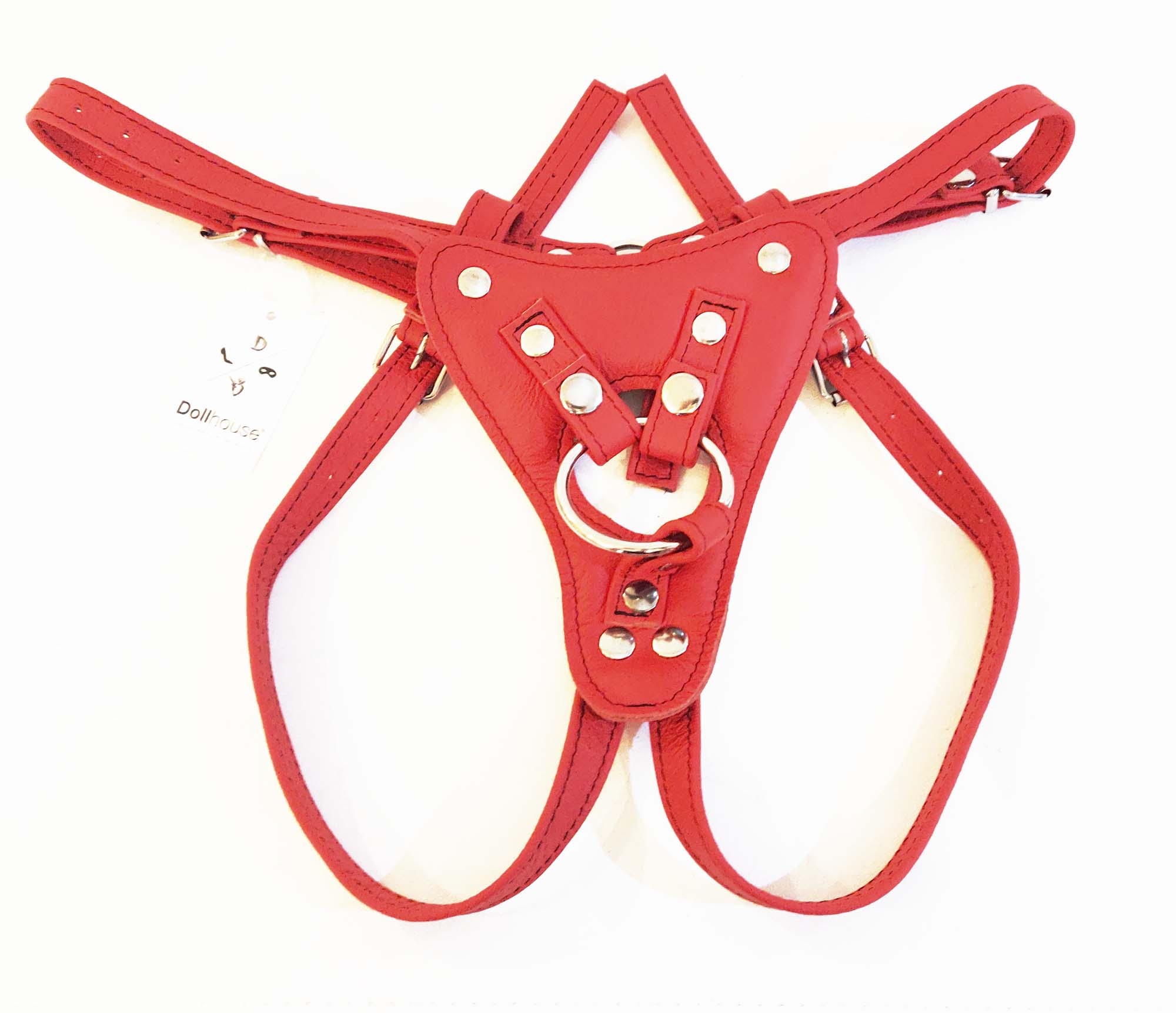 Harnais pour gode-ceinture en cuir souple rouge, avec lanières ajustables en taille grâce à des boucles et muni de 3 anneaux en acier de tailles différentes