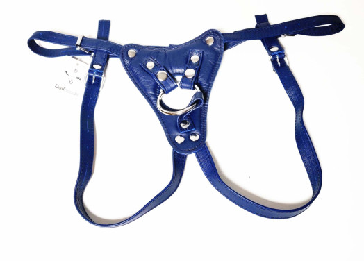 Harnais pour gode-ceinture en cuir souple bleu avec 3 anneaux de taille différentes pour l'utiliser avec tous les dildos et lanières ajustables sur la taille et les fesses