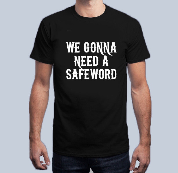 T-shirt homme en coton, manches courtes et col en V, avec message "We gonna need a safeword"