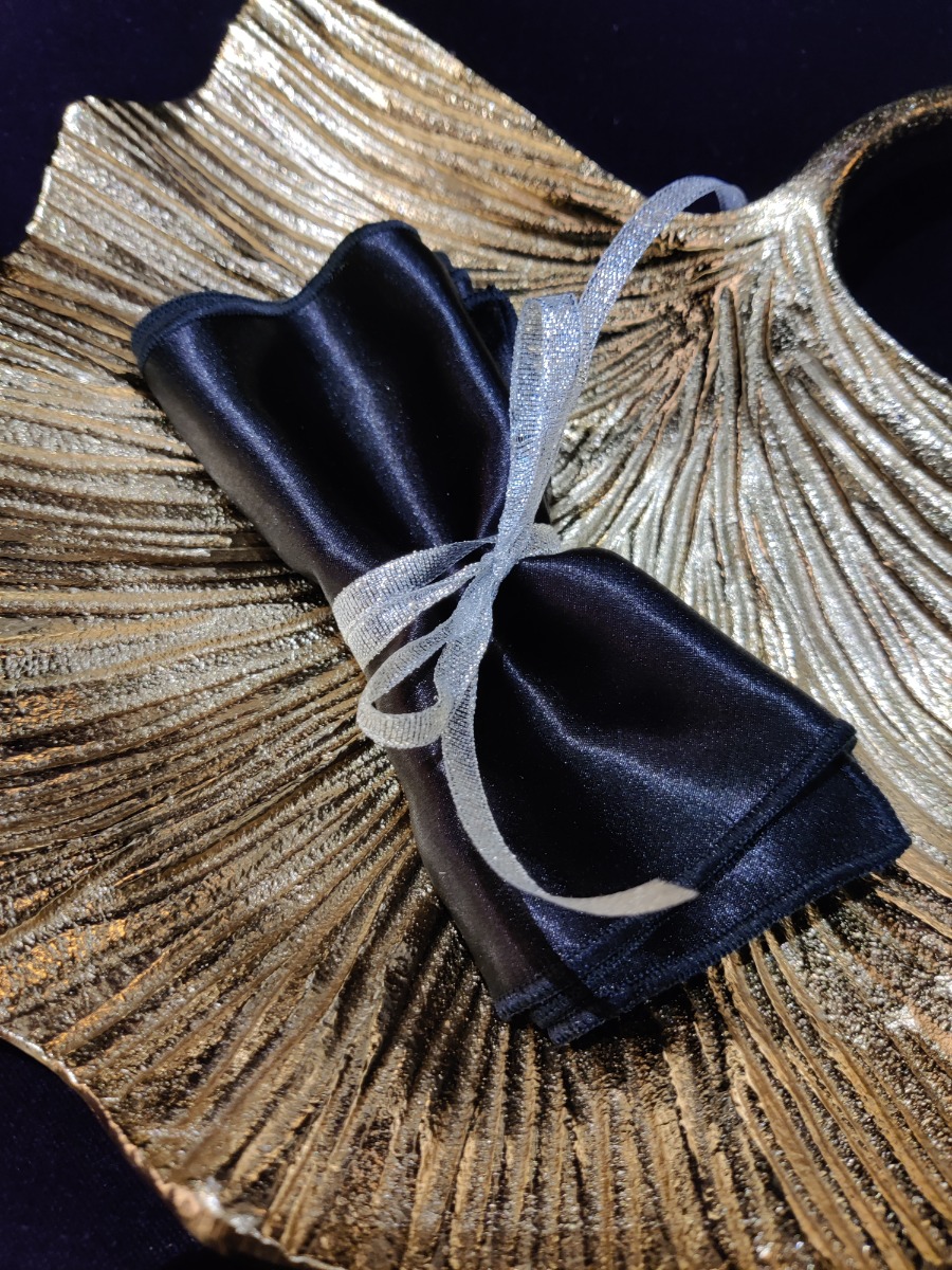 Bandeau fait main en satin noir. Sa longueur d&#039;1m20 environ permet de l&#039;utiliser pour bander les yeux ou lier les poignets.