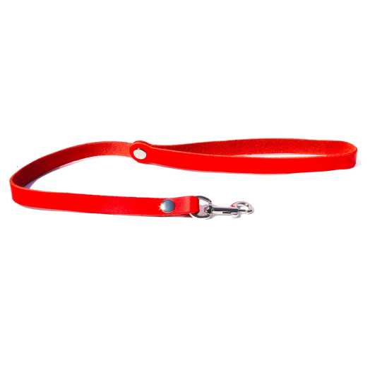 Laisse courte en cuir doux rouge et mousqueton en acier argenté. Elle mesure 55cm au total.
