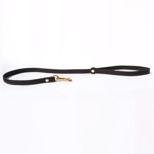 Laisse longue en cuir doux noir et mousqueton en acier doré. Elle mesure 75cm au total.
