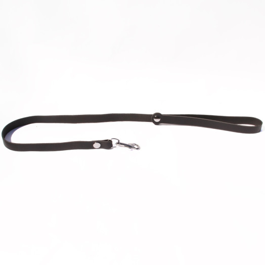 Laisse longue en cuir doux noir et mousqueton en acier argenté. Elle mesure 75cm au total.