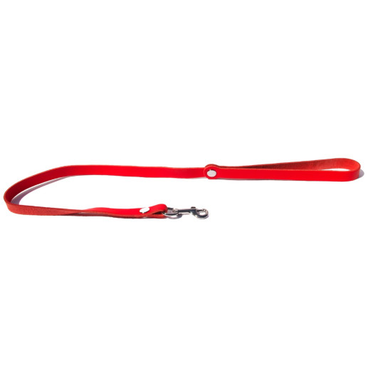 Laisse longue en cuir doux rouge et mousqueton en acier argenté. Elle mesure 75cm au total.