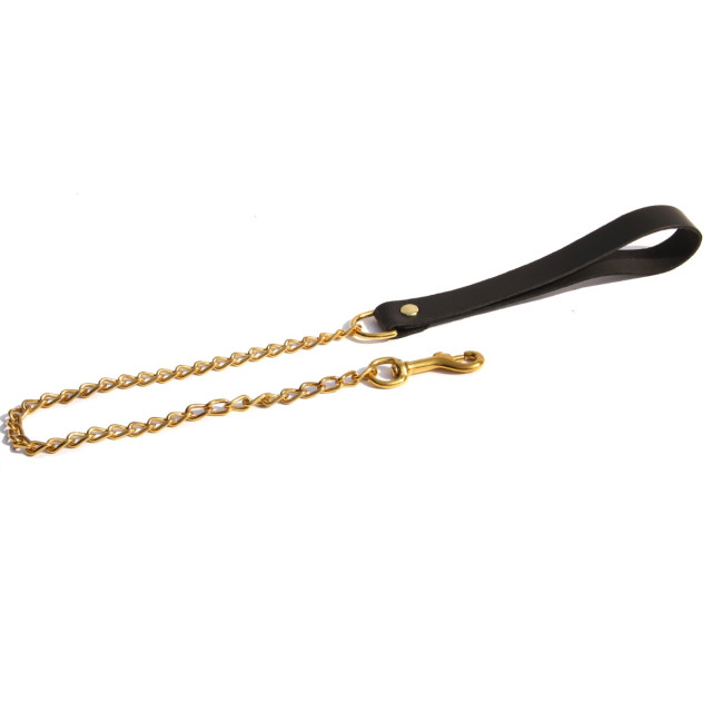 Cette laisse en chaîne et cuir se relie grâce à son mousqueton en acier à un collier, une paire de menottes ou un harnais