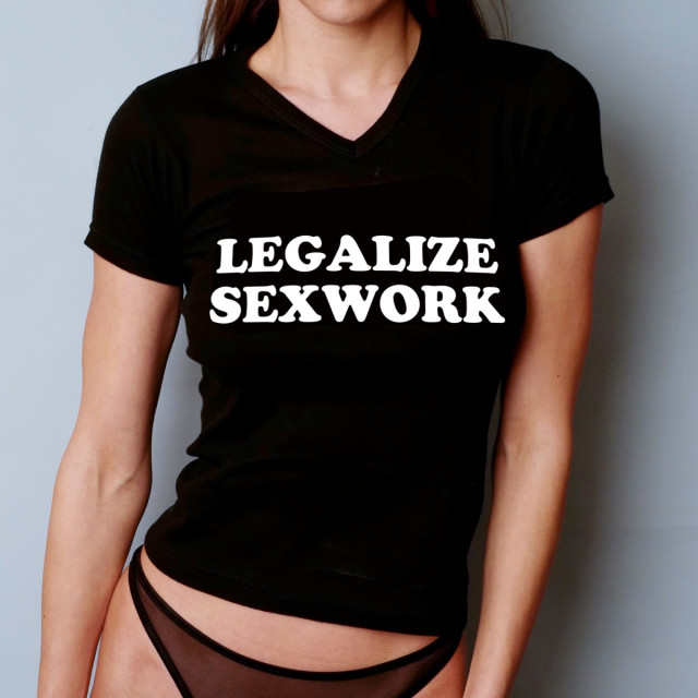 T-shirt en coton, imprimé blanc sur noir, col en V et manches courtes avec message "Legalize Sexwork"