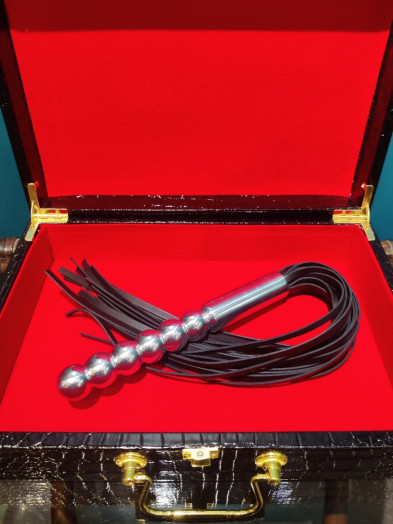 Martinet en cuir noir composé de 22 lanières d'une longueur de 35cm