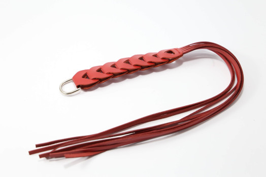 Martinet BDSM en cuir souple rouge avec un manche en cuir tressé
