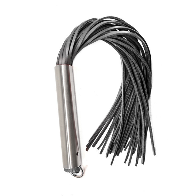 Un martinet en cuir souple noir avec son manche en acier pour des punitions piquantes.