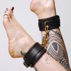 Chevillères en cuir molletonné et attaches dorées