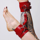 Chevillères en cuir rouge avec lanières croisées