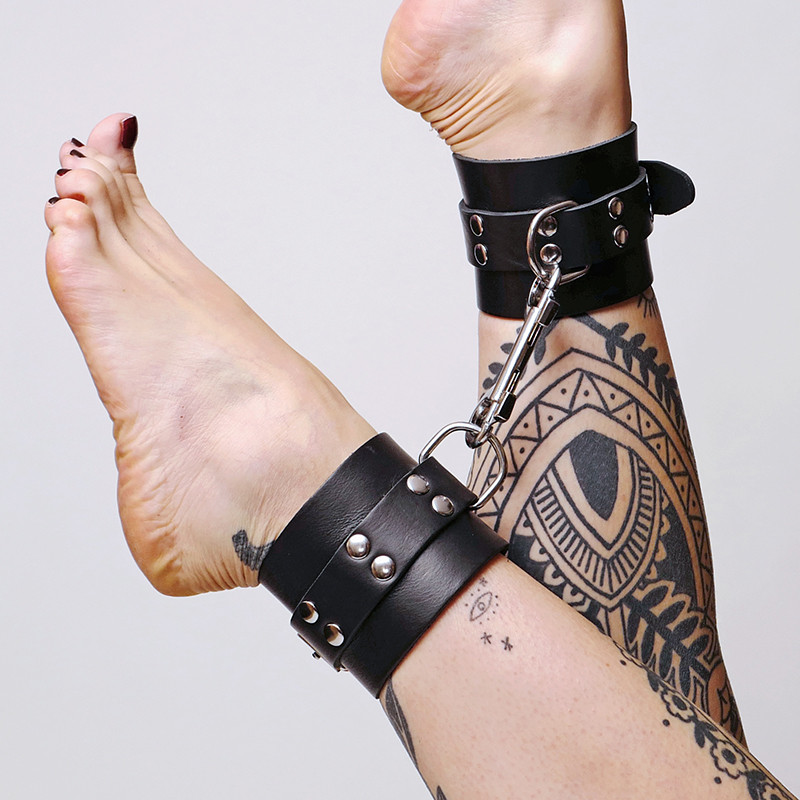 Paire de chevillères en cuir épais noir pour bien enserrer les chevilles lors des jeux BDSM