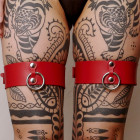 Menottes de cuisses en cuir rouge avec attaches en acier argenté