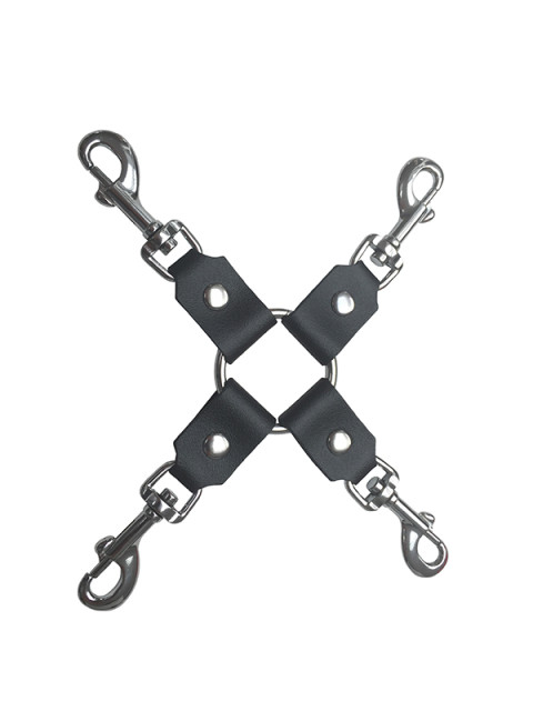 Attache de contrainte en croix avec 4 mousquetons en acier argentés, reliés par des lanières de cuir noir. Accessoire indispensable à tout kit de contrainte BDSM.