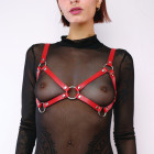Soutien-gorge harnais en cuir rouge et attaches en acier argenté