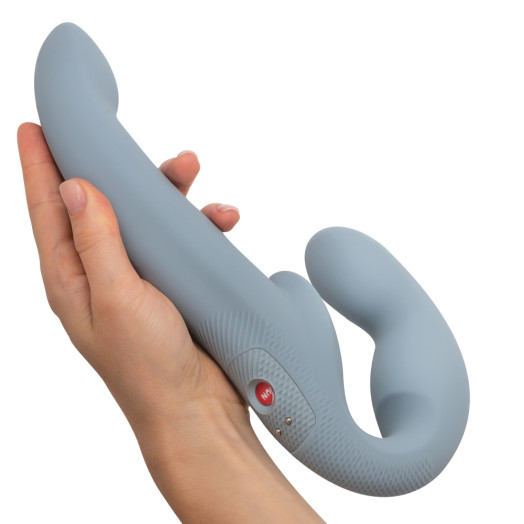 Dildo double qui se glisse dans le vagin et permet à la personne qui le porte de pénétrer un.e partenaire sans les mains